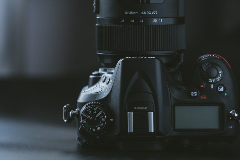 Canon vs Nikon: Ποια DSLR κάμερα να επιλέξεις και γιατί;