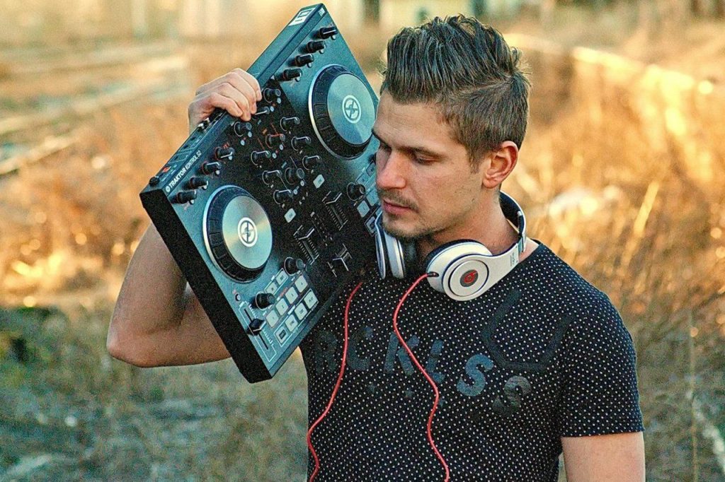 Συνέντευξη με τον Dj Alex Wood Dj Alex Wood (Αλέξανδρος Γούντ) - Inkstory