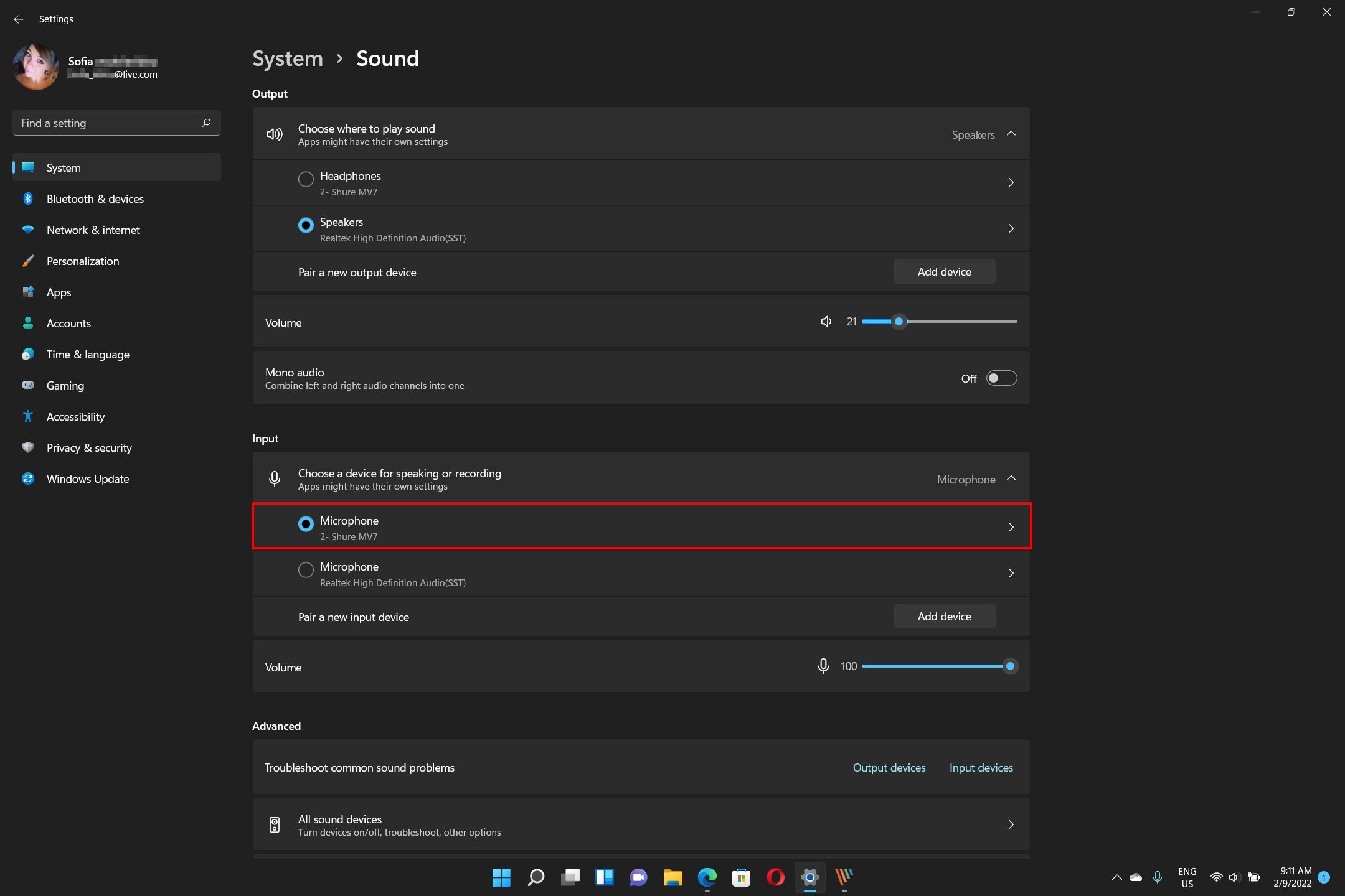 Πως να ακούς τον ήχο του μικροφώνου από ηχεία ή ακουστικά